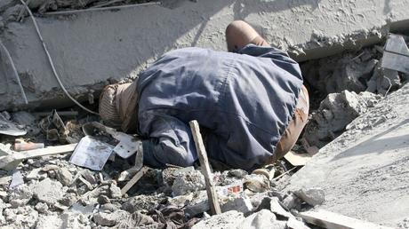 Quartier de Salah, Taïz. En l’absence de service de sauvetage un homme tente désespérément de retrouver dans les décombres des membres survivants de sa famille.Photo : A. Mahyoub
