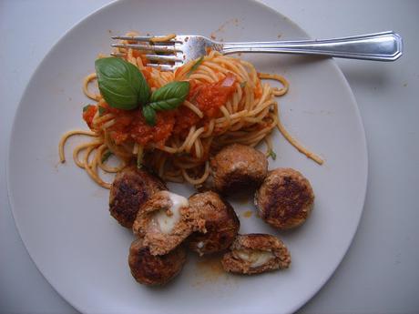 Boulettes surprises et spaghettis à la sauce tomate. [Bataille Food #26]