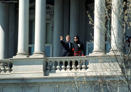 after-being-honored-by-the-museum-of-children-as-the-entertainer-of-the-decade-president-george-bush-personally-congratulates-michael-at-the-white-house(50)-m-12