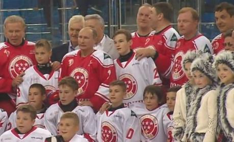 Poutine tape le hockey avec la star russe, Alex Ovechkin