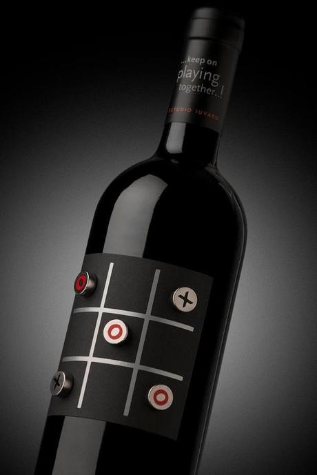 estudio-iuvaro-bouteille-vin-laquelle-vous-pouvez-jouer-au-morpion_0