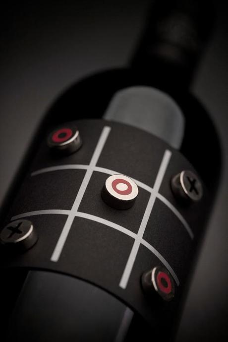 estudio-iuvaro-bouteille-vin-laquelle-vous-pouvez-jouer-au-morpion_1