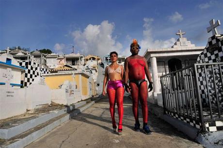 Nus descendants l'escalier 