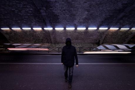 The shadow between lights - photo de nuit urbaine