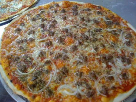 la Pizza geante ´´ viande hachee et champignons et dinde