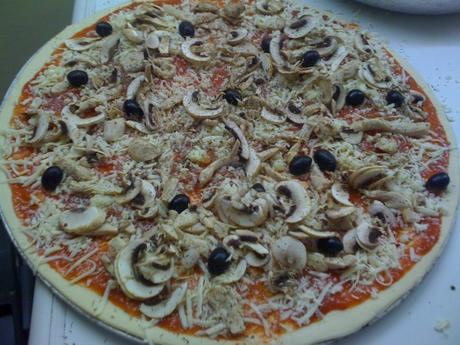 la Pizza geante ´´ viande hachee et champignons et dinde