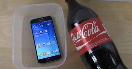 Il plonge un  Galaxy S6 dans du Coca-Cola. Ce qui est arrive était effrayant!