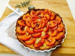 Tarte aux abricots, vanille, romarin et amandes croquantes