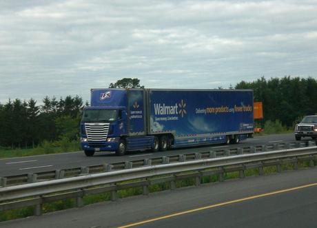 Un Freigthliner Argosy  new géneration , il fait de la distribution pour un super-marché, avec une caisse derrière la cabine et une semie spéciale.