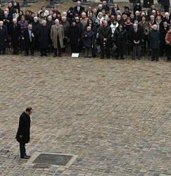 hollande se recueille devant une bouche d'égouts