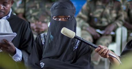 Durant le procès, malgré leur visage dissimulé, certaines femmes étaient paralysées par la peur.