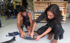 Boris et Emilie en plein changement de chambre à air. 