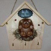 Maison porte- clés  avec p'tit hérisson en porcelaine froide