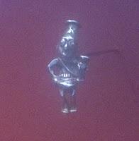 Figurine d'argent avec gobelet cérémoniel