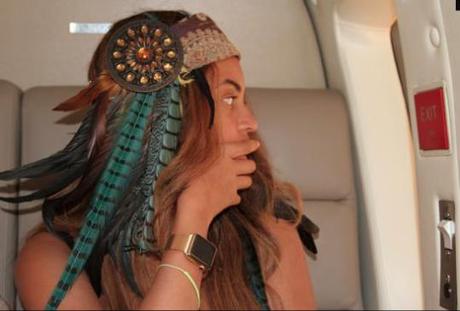 Beyoncé wearing Apple Watch 