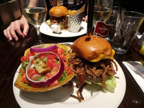 Le Whiskey Burger, le burger à l’honneur en septembre au Hard Rock Café Paris