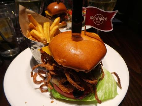 Le Whiskey Burger, le burger à l’honneur en septembre au Hard Rock Café Paris