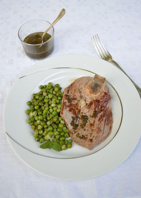Gigot d'agneau à la plancha et petits pois sauce à la menthe