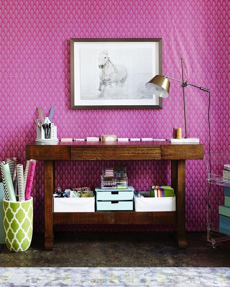 Mur papier peint rose bonbon geometrique.