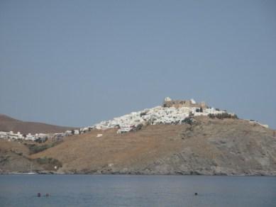 vue château depuis plage Agios Konstantinos