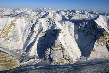 Les glaciers sur l'île canadienne d'Ellesmere, survolés pendant l'opération IceBridge, de surveillance de la glace du Groenland et de l'Antarctique, de la NASA  en 2014.  REUTERS/Michael Studinger/NASA