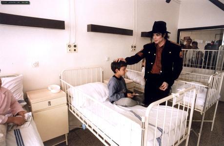michael-visits-a-childrens-hospital-in-prague(108)-m-4