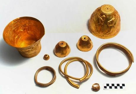 Deux bongs en or de la culture Scythe découverts en Russie