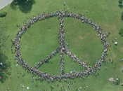 John Lennon signe paix géant pour 75ème anniversaire