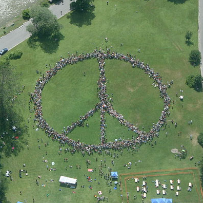 John Lennon : un signe de paix géant pour son 75ème anniversaire