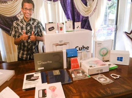 Ahmed, l’enfant arrêté pour sa montre, reçoit des cadeaux de Microsoft