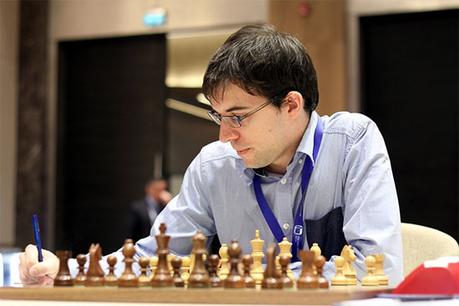 Le joueur d'échecs français Maxime Vachier-Lagrave a été facilement contraint à concéder la nulle avec les Blancs par Giri dans une défense Petroff © site officiel
