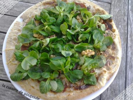Pizza Grenobloise (mâche, bleu, jambon cru et noix)