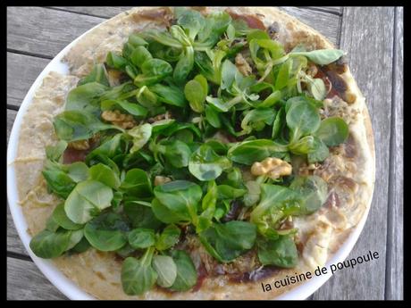 Pizza Grenobloise (mâche, bleu, jambon cru et noix)