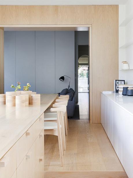 Alfred-Street-Residence-con-mobili-in-rovere-chiaro-americano-by-Studio-Four-a-Melbourne-ddarcart-02