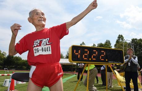 Hidekichi Miyazaki bat le record du monde de 100m des plus de 105ans