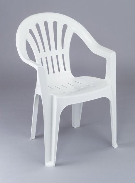 Le monde envahi par les chaises en plastique blanc ?