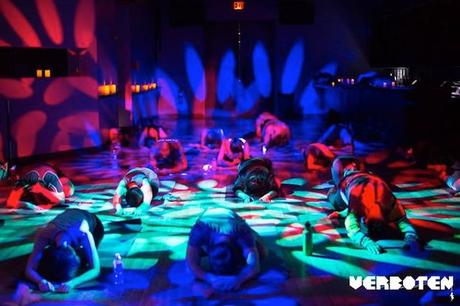 La piste de danse de Verboten se transforme en salle de yoga les lundis et mardis