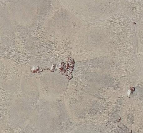 Détail de la plaine Spoutnik, à l’intérieur de la vaste région Tombaugh (surnommée le cœur). Cet agrandissement couvre un espace large de 120 km. Les cellules ressemblent à des écailles voire une peau sur laquelle on distingue des motifs indéterminés qui évoquent des dunes. Les chercheurs n’avaient pas encore eu le plaisir de voir la surface de Pluton avec autant de détails. Des montagnes de glace (ce ne sont pas des boutons) surnagent dans ce paysage extraordinaire façonné par différentes forces. © Nasa, JHUAPL, SwRI