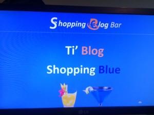 Un écran annonce les deux cocktails : le orange est le Ti'Blog, le bleu, le Shopping Blue.