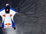 Wingsuit dessus d’un volcan actif