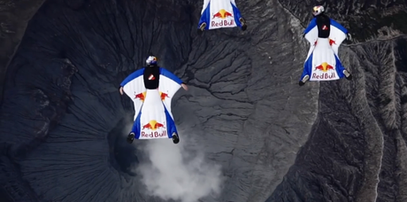 Wingsuit au dessus d’un volcan actif