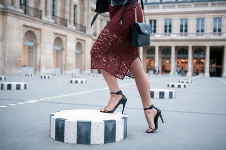 detail jupe en dentelle zara rouge bordeaux sandales cuir noir et leopard
