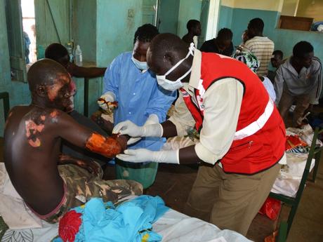 Maridi, Soudan du Sud. Des équipes d'intervention d'urgence de la Croix-Rouge du Soudan du Sud ont été déployées depuis Yambio et Juba. Une équipe composée de 20 personnes, bien formées aux situations d'urgence, passe ses journées à panser délicatement les plaies, à transférer les patients entre les salles, et à préparer l'évacuation de certains vers Juba. CC BY-NC-ND / CICR / Layal Horanieh