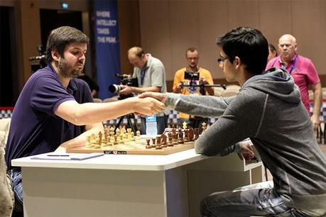 Le Russe Peter Svidler annule avec les Blancs ce qui lui permet d'éliminer Anish Giri et d'accéder à la finale de la coupe du monde d'échecs - Photo © site officiel