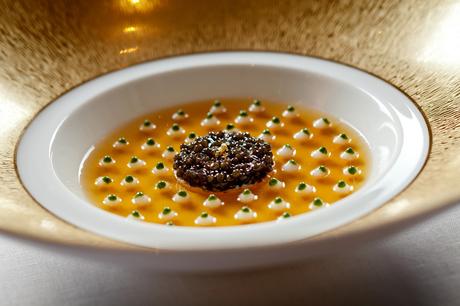 Caviar d'Aquitaine sur chair de tourteaux, gelée de caviar