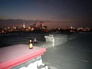 une bière et un verre de vin sur un rooftop à New York