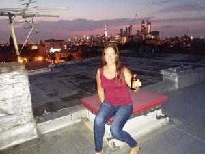 Sarah sur un rooftop chez des amis, vue sur New York City