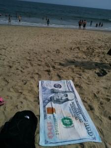 sur la plage, serviette de 100 dollars