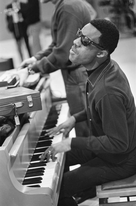 stevie-wonder-L-pvAqn3.jpeg