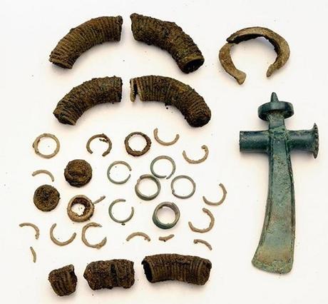 Des objets en bronze vieux de 3500 découverts dans un pot en argile en Pologne